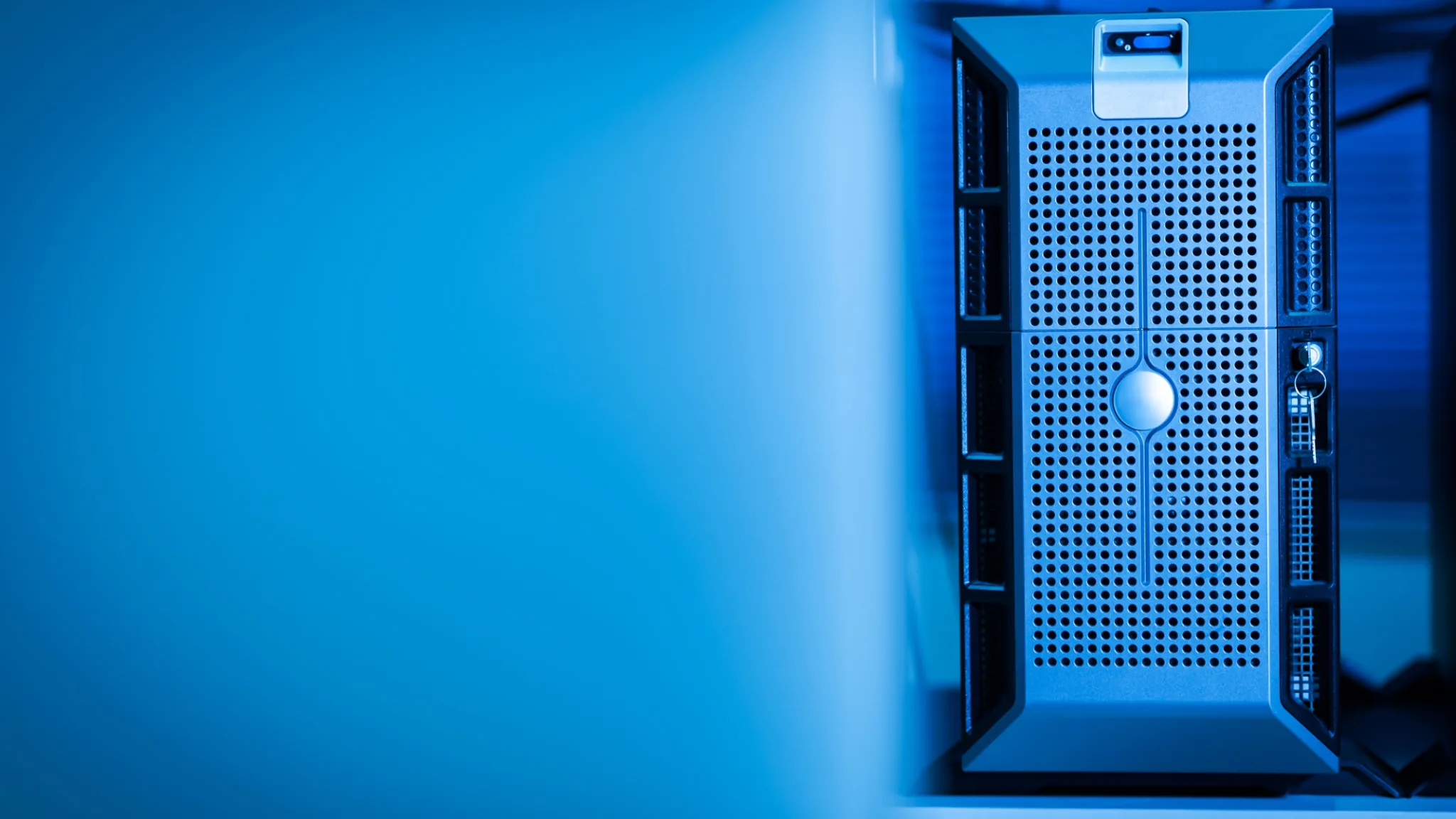 Servidor em rack sob iluminação azul em sala de dados